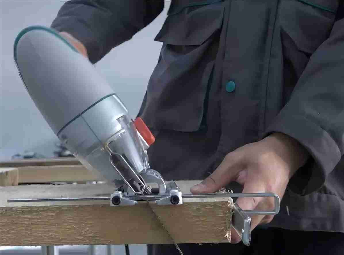 Sierra Caladora Industrial Total TS2081006 – 800W con Velocidad Variable y 5 Hojas - Imagen 5